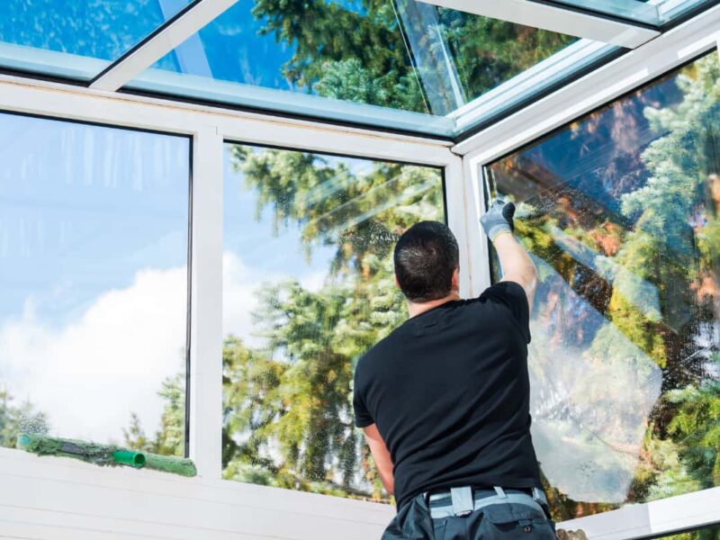 Glasreinigung - Foto zeigt die Reinigung von Glasflächen