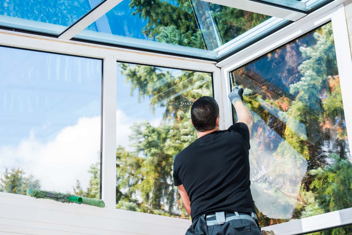 Glasreinigung - Foto zeigt die Reinigung von Glasflächen