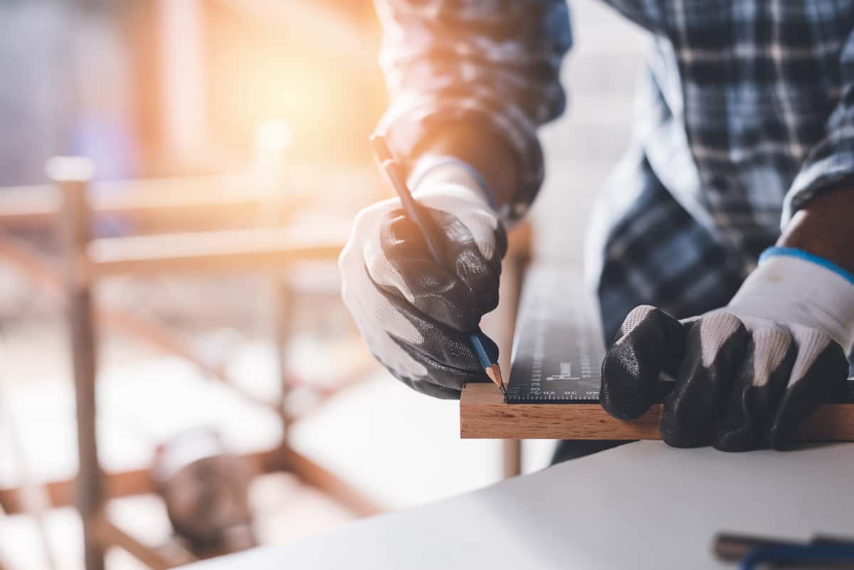 Gebäudeservice - Foto zeigt das Arbeiten mit Holz