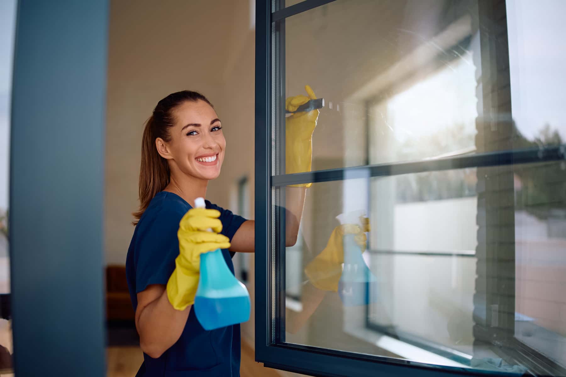Foto zeigt eine Glasreinigung von einem Fenster