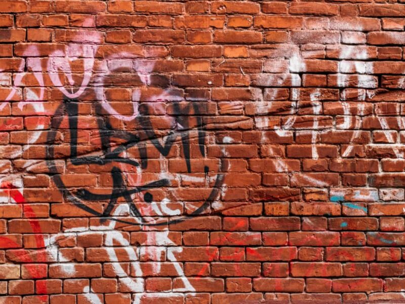 Graffitientfernung - Foto zeigt eine Mauer mit Graffiti