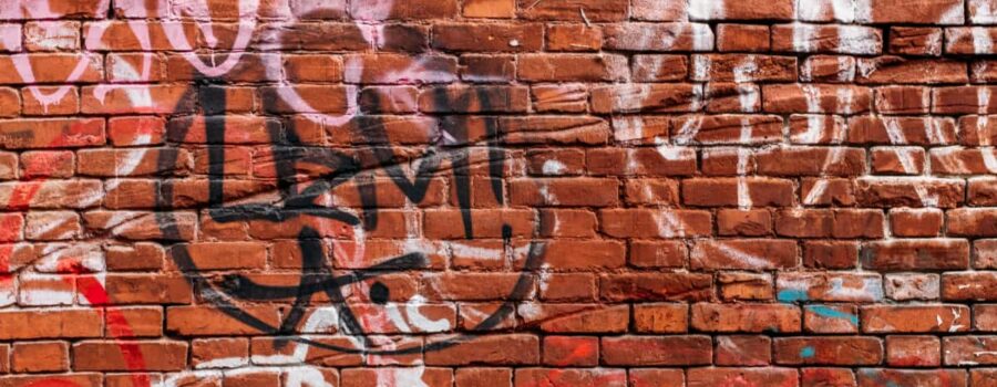 Graffitientfernung - Foto zeigt eine Mauer mit Graffiti