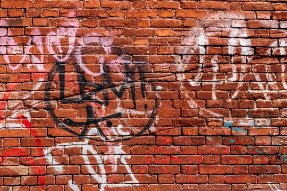 Graffitientfernung - Foto zeigt eine Mauer mit Graffiti