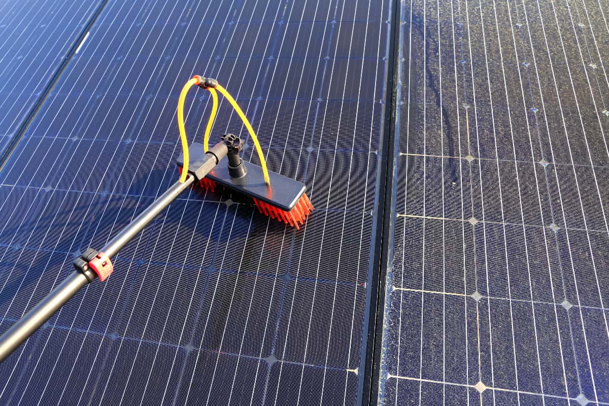 Reinigung von Solaranlagen - Foto zeigt eine Bürste an einer Solarfläche