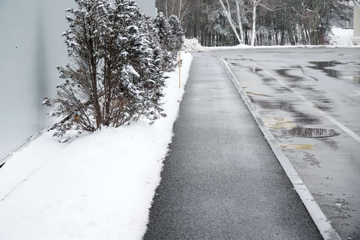 Winterdienst - Foto zeigt einen geräumten Fußweg